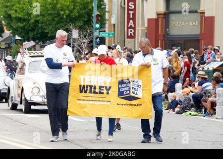 Alameda, CA - 4. Juli 2022: Teilnehmer der Alameda Parade vom 4.. Juli, einer der größten und längsten Parade zum Unabhängigkeitstag der Nation. Stockfoto