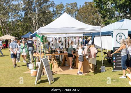 Marktstände, die Waren im Avalon Beach Bowling Club, Sydney, NSW, Australien an einem sonnigen Frühlingstag 2022 verkaufen Stockfoto