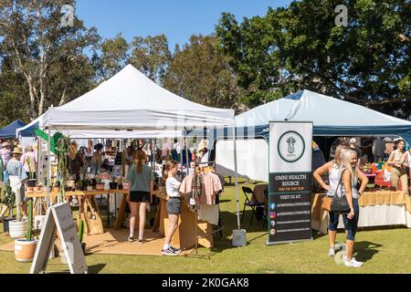 Marktstände, die Waren im Avalon Beach Bowling Club, Sydney, NSW, Australien an einem sonnigen Frühlingstag 2022 verkaufen Stockfoto