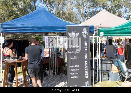 Marktstand für Lederwaren im Avalon Beach Bowling Club, Sydney, NSW, Australien an einem sonnigen Frühlingstag 2022 Stockfoto