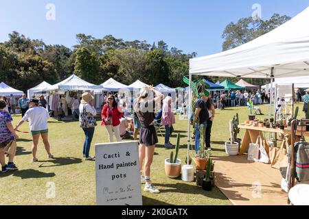 Markttag in Avalon Beach Sydney mit Stallinhabern, die ihre Waren an die Gemeinde, NSW, Australien, verkaufen Stockfoto