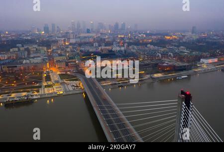 Luftaufnahme auf der Swietokrzyski Brücke über die Weichsel. Stockfoto