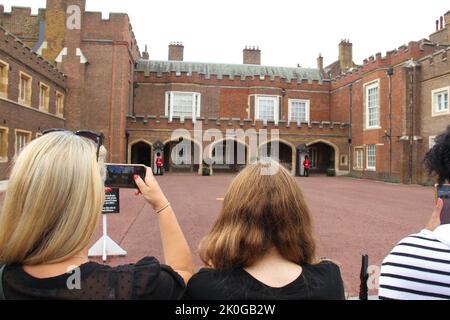 London, Großbritannien. 11. September 2022. Menschen, die am Jakobspalast gesehen wurden, wo König Karl III. Am 10.. September nach dem Tod von Königin Elizabeth Il auf den Thron bestiegen wurde. Königin Elizabeth II. War zu Lebzeiten Königin von 32 souveränen Staaten, 15 zum Zeitpunkt ihres Todes. Ihre Regierungszeit von 70 Jahren und 214 Tagen war die längste aller britischen Monarchen und die längste aller weiblichen Staatsoberhaupt in der Geschichte. (Bild: © David Mbiyu/SOPA Images via ZUMA Press Wire) Stockfoto