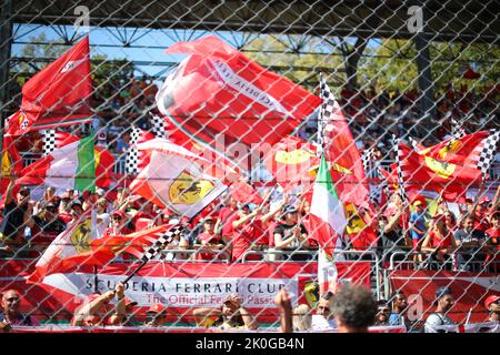 Stavelot Malmedy Spa, Belgien. 27. Januar 2022. Ferrari-FLAGGE während des belgischen GP, 25-28. August 2022 auf der Strecke Spa-Francorchamps, Formel-1-Weltmeisterschaft 2022. Kredit: Unabhängige Fotoagentur/Alamy Live Nachrichten Stockfoto