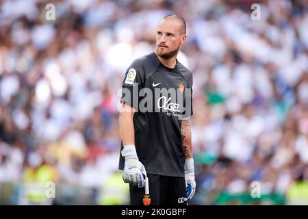 MADRID, SPANIEN - 11. SEPTEMBER: Predrag Rajkovic von RCD Mallorca schaut während des La Liga Santander Spiels zwischen Real Madrid CF und RCD Mallorca am 11. September 2022 in Santiago Bernabeu in Madrid, Spanien, weiter. Quelle: Ricardo Larreina/AFLO/Alamy Live News Stockfoto