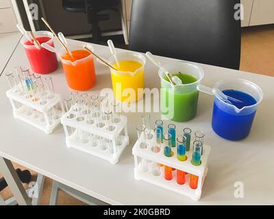 Laborgeräte und Zubehör für die Tests und Experimente mit Farbe auf dem Tisch, bevor der Kurs beginnt. Mischfarben-Konzept Stockfoto