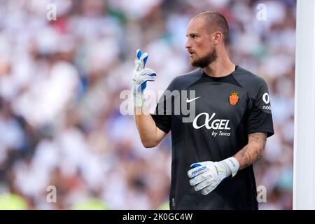 MADRID, SPANIEN - 11. SEPTEMBER: Predrag Rajkovic von RCD Mallorca reagiert während des La Liga Santander-Spiels zwischen Real Madrid CF und RCD Mallorca am 11. September 2022 in Santiago Bernabeu in Madrid, Spanien. Quelle: Ricardo Larreina/AFLO/Alamy Live News Stockfoto