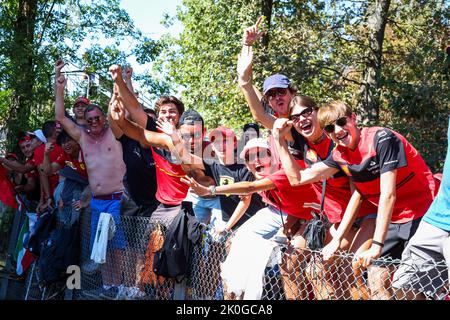 Monza, Italien. 11. September 2022. Tifosi während der Formel 1 Pirelli Gran Premio dâ&#x80;&#X99;Italia 2022, großer Preis von Italien 2022, 16. Runde der FIA Formel-1-Weltmeisterschaft 2022 vom 9. Bis 11. September 2022 auf dem Autodromo Nazionale di Monza, in Monza, Italien - Foto: Florent Gooden / Dppi/DPPI/LiveMedia Kredit: Independent Photo Agency/Alamy Live News Stockfoto