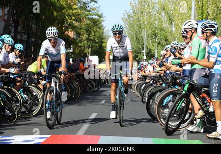 Der Spanier Alejandro Valverde vom Movistar Team und der Italiener Vincenzo Nibali von Astana Qazaqstan, abgebildet am Beginn der letzten Etappe der Ausgabe 2022 der „Vuelta a Espana“, Rundfahrt durch Spanien, von Las Rozas nach Madrid (96,7km), Spanien, Sonntag, 11. September 2022. BELGA FOTO DAVID PINTENS Stockfoto