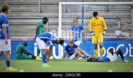 Die Spieler von Jong Genk sehen nach einem Fußballspiel zwischen Jong Genk (U23) und RE Virton am Sonntag, 11. September 2022 in Genk, am 5. Tag der 'Challenger Pro League' 1B. Division der belgischen Meisterschaft 2022-2023, niedergeschlagen aus. BELGA FOTO JOHAN EYCKENS Stockfoto