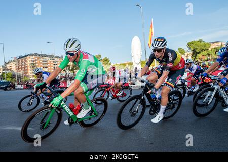 Die dänischen Mads Pedersen von Trek-Segafredo und der Belgier Tim Merlier von Alpecin-Deceuninck, die während der letzten Etappe der Ausgabe 2022 der „Vuelta a Espana“, Rundfahrt durch Spanien, von Las Rozas nach Madrid (96,7km), Spanien, am Sonntag, den 11. September 2022 in Aktion gezeigt wurden. BELGA FOTO DAVID PINTENS Stockfoto