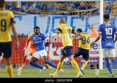 Union's Loic Lapoussin schießt am Sonntag, 11. September 2022, in Forest-Vorst, Brüssel, bei einem Fußballspiel zwischen RUSG Royale Union Saint-Gilloise und KRC Genk ein Tor, am 8. Tag der ersten Division der belgischen Meisterschaft 2022-2023 in der „Jupiler Pro League“. BELGA FOTO BRUNO FAHY Stockfoto