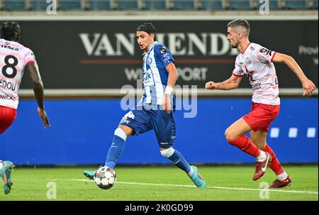 Gent's Ibrahim Salah und Essevee's Borja Lopez in Aktion während eines Fußballmatches zwischen KAA Gent und SV Zulte Waregem, Sonntag, 11. September 2022 in Gent, am 8. Tag der 'Jupiler Pro League' ersten Division der belgischen Meisterschaft 2022-2023. BELGA FOTO DAVID CATRY Stockfoto