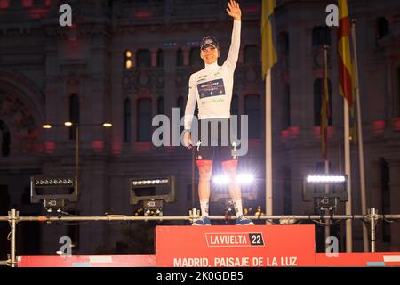 Der Belgier Remco Evenepoel von Quick-Step Alpha Vinyl feiert im weißen Trikot den besten jungen Fahrer während der Siegerehrung nach der letzten Etappe der „Vuelta a Espana“-Rundfahrt 2022 in Madrid, Spanien, Sonntag, 11. September 2022. BELGA FOTO DAVID PINTENS Stockfoto