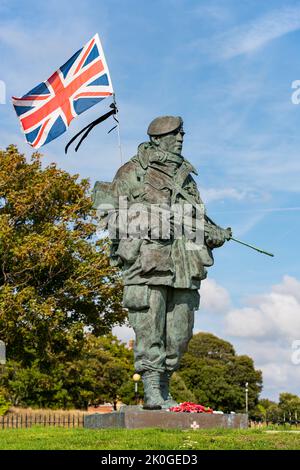 Das 'Yomper'-Denkmal in der ehemaligen RM Barracks / Museum, Portsmouth, Großbritannien am 11/9/22. Schwarzes Trauerband fliegt als Zeichen des Respekts gegen die Königin HM. Stockfoto