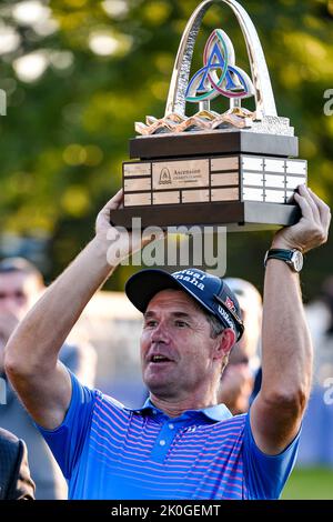 Jennings, Missouri, USA. 11. September 2022: Der Golfer Padraig Harrington hebt nach dem letzten Tag des Ascension Charity Classic im Norwood Hills Country Club in Jennings, MO, die Trophäe an Richard Ulreich/CSM Credit: CAL Sport Media/Alamy Live News Stockfoto