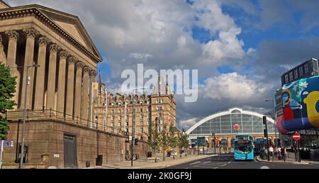 St Georges Place, St Georges Hall & Lime Street, Central Liverpool, Merseyside, England, Vereinigtes Königreich L1 1LQ Stockfoto