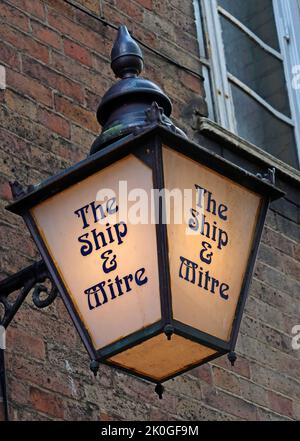Straßenlaterne vor der Ship & Mitre Bar, 133 Dale St, Liverpool, Merseyside, England, UK, L2 2JH Stockfoto