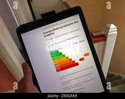 EPC Energy Performance Certificate, für Eigenschaft schlecht isoliert und mit sehr schlechter Effizienzklasse von F, die auf E verbessert werden kann, auf einem iPad-Tablet Stockfoto