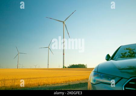 Windgeneratoren und Elektroautos im Feld und Elektroautos.Alternative ...