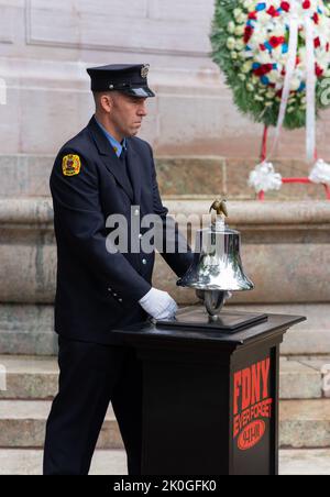 New York City, USA. 11. September 2022. Mitglieder des Bataillons 18. veranstalteten am 11. September 2022 ihren jährlichen Gedenkgottesdienst im Firemen's Monument am Riverside Drive in New York City, NY. (Foto von Steve Sanchez/Sipa USA). Quelle: SIPA USA/Alamy Live News Stockfoto