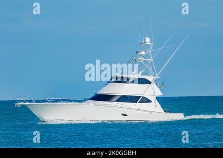 Eine Sportfisch-Motoryacht fährt zum Angeln ins Meer Stockfoto