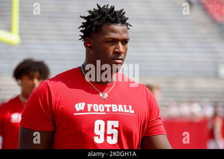 Madison, WI, USA. 10. September 2022. Wisconsin Dachs Nasen-Angriff Keeanu Benton (95) kommt für Aufwärmungen während des NCAA Football Spiels zwischen den Washington State Cougars und den Wisconsin Dachs im Camp Randall Stadium in Madison, WI. Darren Lee/CSM/Alamy Live News Stockfoto