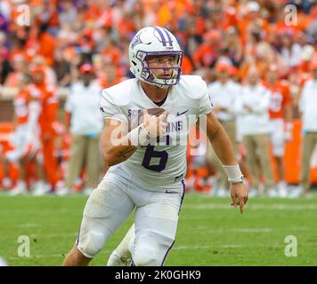 Clemson, SC, USA. 10. September 2022. Furmans Tyler Huff #6 läuft mit dem Ball während des NCAA-Fußballspiels zwischen den Clemson Tigers und Furman Paladins im Memorial Stadium in Clemson, SC. Kyle Okita/CSM/Alamy Live News Stockfoto