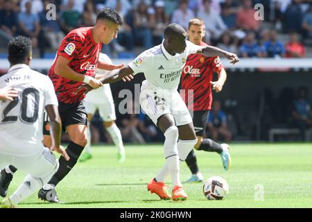 Madrid, Spanien. 11. September 2022. Real Madrids Ferland Mendy (R) steht mit dem Mallorcas Rodrigo Battaglia während ihres Spiels in der La Liga Santander am 11. September 2022 in Madrid, Spanien, auf. Kredit: Gustavo Valiente/Xinhua/Alamy Live Nachrichten Stockfoto