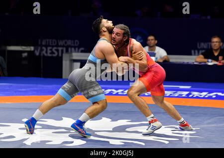 Belgrad. 11. September 2022. Der serbische Ali Arsalan (unten) kämpft