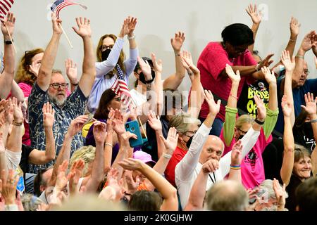 Philadelphia, Pennsyvlania, USA. 11.. September 2022. Die Menschen jubeln, als John Fetterman, demokratischer Kandidat für Senator, am Montgomery County Community College in den Vororten von Philadelphia in Blue Bell, PA, am 11. September 2022 aufkommt. Kredit: OOgImages/Alamy Live Nachrichten Stockfoto