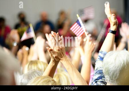 Philadelphia, Pennsyvlania, USA. 11.. September 2022. Die Menschen jubeln, als John Fetterman, demokratischer Kandidat für Senator, am Montgomery County Community College in den Vororten von Philadelphia in Blue Bell, PA, am 11. September 2022 aufkommt. Kredit: OOgImages/Alamy Live Nachrichten Stockfoto