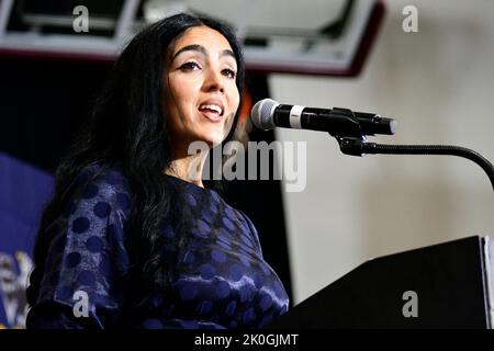 Philadelphia, Pennsyvlania, USA. 11.. September 2022. Gisele Barreto Fetterman stellt am 11. September 2022 auf der Bühne John Fetterman vor, einen demokratischen Kandidaten für Senator-Kundgebungen am Montgomery County Community College in den Vororten von Philadelphia in Blue Bell, PA. Kredit: OOgImages/Alamy Live Nachrichten Stockfoto