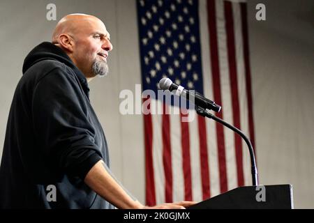 Philadelphia, Pennsyvlania, USA. 11.. September 2022. John Fetterman, demokratischer Senator-Kandidat, tritt am 11. September 2022 bei einer Kundgebung für reproduktive Freiheit am Montgomery County Community College in den Vororten von Philadelphia in Blue Bell, PA, auf die Bühne. Kredit: OOgImages/Alamy Live Nachrichten Stockfoto