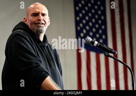 Philadelphia, Pennsyvlania, USA. 11.. September 2022. John Fetterman, demokratischer Senator-Kandidat, tritt am 11. September 2022 bei einer Kundgebung für reproduktive Freiheit am Montgomery County Community College in den Vororten von Philadelphia in Blue Bell, PA, auf die Bühne. Kredit: OOgImages/Alamy Live Nachrichten Stockfoto