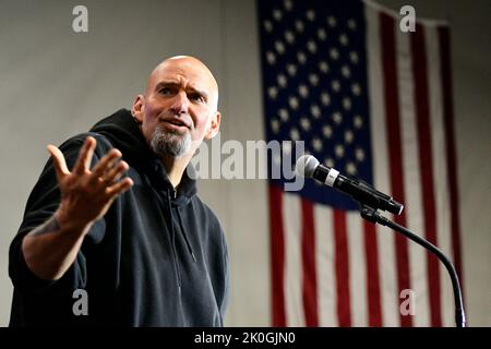 Philadelphia, Pennsyvlania, USA. 11.. September 2022. John Fetterman, demokratischer Senator-Kandidat, tritt am 11. September 2022 bei einer Kundgebung für reproduktive Freiheit am Montgomery County Community College in den Vororten von Philadelphia in Blue Bell, PA, auf die Bühne. Kredit: OOgImages/Alamy Live Nachrichten Stockfoto