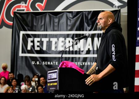 Philadelphia, Pennsyvlania, USA. 11.. September 2022. John Fetterman, demokratischer Senator-Kandidat, spricht am 11. September 2022 während einer Kundgebung für reproduktive Freiheit am Montgomery County Community College in den Vororten von Philadelphia in Blue Bell, PA, auf der Bühne. Kredit: OOgImages/Alamy Live Nachrichten Stockfoto