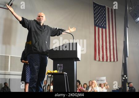 Philadelphia, Pennsyvlania, USA. 11.. September 2022. John Fetterman, demokratischer Senator-Kandidat, tritt am 11. September 2022 bei einer Kundgebung für reproduktive Freiheit am Montgomery County Community College in den Vororten von Philadelphia in Blue Bell, PA, auf die Bühne. Kredit: OOgImages/Alamy Live Nachrichten Stockfoto