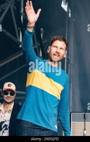 Simon Rix winkt der Menge zu, während er live mit Kaiser Chiefs auf der Bühne im Festival Pub im Park auftrat, Das größte Gourmet- und Musikfestival in Großbritannien machte am Samstagnachmittag einen Halt in St. Albans in Hertfordshire. Auf der Live-Bühne standen die Musikkünstler Kaiser Chiefs - Ricky Wilson, Andrew White, Simon Rix, Vijay Mistry und Nick 'Peanut' Baines, Die als eines der fünf Mitglieder der Spice Girls bekannte und in dieser Zeit den Spitznamen Sporty Spice und die Band Dodgy erhielt, ist Melie C/ Mel C. Ebenfalls rund um den Festivalort zu sehen waren „Hairy Biker“ – Si King und Adam Woodya Stockfoto