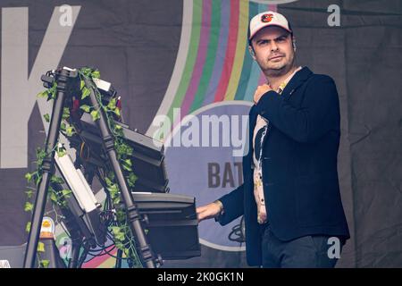 Kaiser Chiefs Bandmitglied Nick 'Peanut' Baines tritt live auf dem Festival auf. Pub in the Park, jetzt das größte Gourmet- und Musikfestival, das durch Großbritannien tourt, machte am Samstagnachmittag in St. Albans in Hertfordshire Halt. Auf der Live-Musikbühne standen die Musikkünstler Kaiser Chiefs - Ricky Wilson, Andrew White, Simon Rix, Vijay Mistry und Nick 'Peanut' Baines, Die als eines der fünf Mitglieder der Spice Girls bekannte und in dieser Zeit den Spitznamen Sporty Spice und die Band Dodgy erhielt, ist Melie C/ Mel C. Ebenfalls rund um den Festivalort zu sehen waren „Hairy Biker“ – Si King und Adam Woodyatt, die am besten bekannt sind Stockfoto