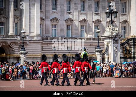 2019 07 24 London UK der Wachwechsel vor dem Buckingham-Palast mit einer Menge Touristen, die zuschauen - selektiver Fokus Stockfoto