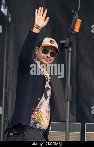 Kaiser Chiefs Bandmitglied Nick 'Peanut' Baines winkt der Menge zu, während er live mit Kaiser Chiefs auf der Bühne im Festival Pub im Park auftrat, Das größte Gourmet- und Musikfestival in Großbritannien machte am Samstagnachmittag einen Halt in St. Albans in Hertfordshire. Auf der Live-Bühne standen die Musikkünstler Kaiser Chiefs - Ricky Wilson, Andrew White, Simon Rix, Vijay Mistry und Nick 'Peanut' Baines, Die als eines der fünf Mitglieder der Spice Girls bekannte und in dieser Zeit den Spitznamen Sporty Spice und die Band Dodgy erhielt, ist Melie C/ Mel C. Auch rund um das Festivalgelände wurden „H“ entdeckt Stockfoto