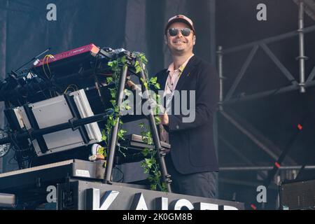 Kaiser Chiefs Bandmitglied Nick 'Peanut' Baines tritt live auf dem Festival auf. Pub in the Park, jetzt das größte Gourmet- und Musikfestival, das durch Großbritannien tourt, machte am Samstagnachmittag in St. Albans in Hertfordshire Halt. Auf der Live-Musikbühne standen die Musikkünstler Kaiser Chiefs - Ricky Wilson, Andrew White, Simon Rix, Vijay Mistry und Nick 'Peanut' Baines, Die als eines der fünf Mitglieder der Spice Girls bekannte und in dieser Zeit den Spitznamen Sporty Spice und die Band Dodgy erhielt, ist Melie C/ Mel C. Ebenfalls rund um den Festivalort zu sehen waren „Hairy Biker“ – Si King und Adam Woodyatt, die am besten bekannt sind Stockfoto