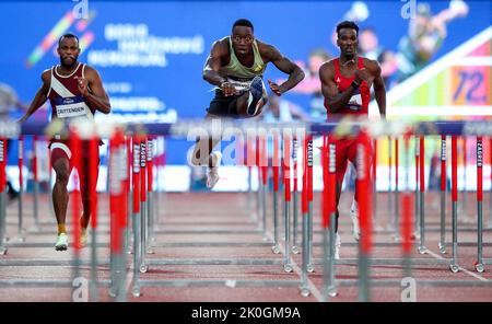 Zagreb, Kroatien. 11. September 2022. Freddie Crittenen aus den Vereinigten Staaten, Grant Holloway aus den Vereinigten Staaten und Roger Iribarne aus Kuba (von L bis R) treten am 11. September 110m 2022 beim Hürdenlauf der Männer bei der World Athletics Continental Tour Gold 2022 in Zagreb, Kroatien, an. Quelle: Slavko Midzor/Pixsell via Xinhua/Alamy Live News Stockfoto