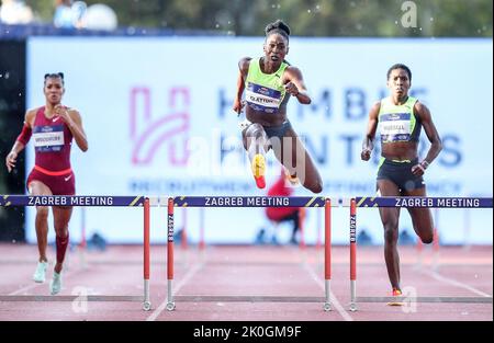 Zagreb, Kroatien. 11. September 2022. Ruschell Clayton (C) aus Jamaika tritt am 11. September 400m 2022 beim Hürdenlauf der Frauen bei der World Athletics Continental Tour Gold 2022 in Zagreb, Kroatien, an. Quelle: Slavko Midzor/Pixsell via Xinhua/Alamy Live News Stockfoto