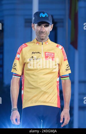 Madrid, Spanien. 11. September 2022. Alejandro Valverde Belmonte aus Spanien und das Movistar Team feiern bei seinem Abschied vom Radsport auf dem Podium nach der Spanien-Rundfahrt 77. 2022 in Madrid. Der Belgier Remco Evenepoel gewann seinen ersten Grand Tour-Sieg bei der Vuelta a Espana in Madrid. Der 22-Jährige dominierte das dreiwöchige Rennen und gewann nach dem 21.. (Foto: Atilano Garcia/SOPA Images/Sipa USA) Quelle: SIPA USA/Alamy Live News Stockfoto