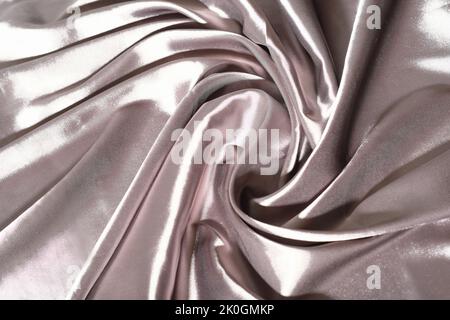Seidenstoff Hintergrund, beige Satin Tuch Wellen, Abstrakt winkende Textil mit glänzender Textur. Frau Kleidung Nähkonzept Stockfoto