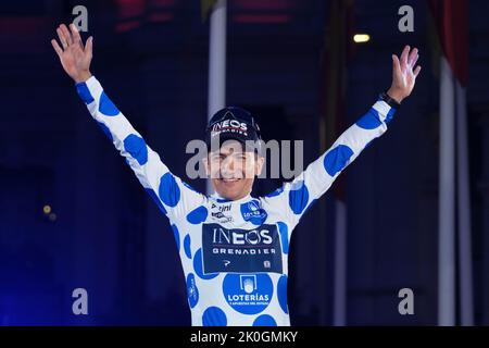 Madrid, Spanien. 11. September 2022. Richard Carapaz aus Ecuador und das Team INEOS Grenadiers feiern den Sieg des Polka dot-Bergtrikots auf dem Siegertreppchen nach der Spanien-Rundfahrt 77. 2022. Der Belgier Remco Evenepoel gewann seinen ersten Grand Tour-Sieg bei der Vuelta a Espana in Madrid. Der 22-Jährige dominierte das dreiwöchige Rennen und gewann nach dem 21.. (Foto: Atilano Garcia/SOPA Images/Sipa USA) Quelle: SIPA USA/Alamy Live News Stockfoto