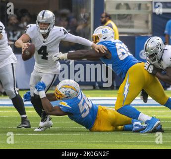 Inglewood, Usa. 11. September 2022. Der Linebacker von Ladders, Khalil Mack (52), und der Abwehrkämpfer von Chargers, Sebastian Joseph-Day (69), gelangen während der ersten Hälfte eines Spiels zwischen den Los Angeles Chargers und den Oakland Raiders im SoFi Stadium in Inglewood CA, Sonntag, 11. September 2022, zu Raiders' Quarterback Derek Carr (4). Foto von Mike Goulding/UPI Credit: UPI/Alamy Live News Stockfoto