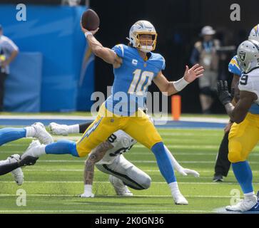 Inglewood, Usa. 11. September 2022. Der Quarterback von Ladders Justin Herbert (10) tritt während der ersten Hälfte eines Spiels zwischen den Los Angeles Chargers und den Oakland Raiders im SoFi Stadium in Inglewood CA, Sonntag, 11. September 2022, unter Druck. Foto von Mike Goulding/UPI Credit: UPI/Alamy Live News Stockfoto